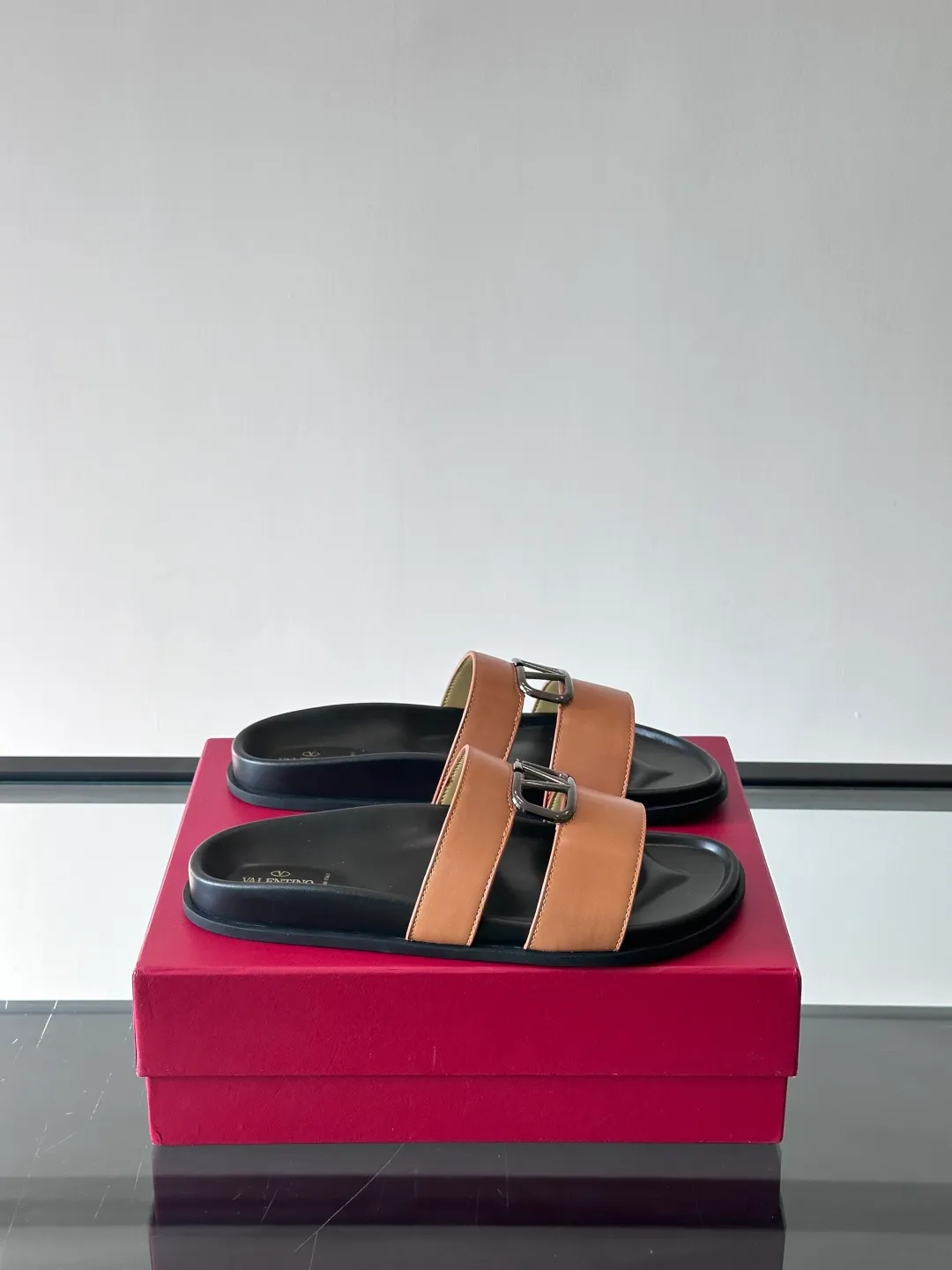 Men's shoes 💰p320 "VALENTINO" Valentino Men's 🧍‍♂️ Spring and summer new style metal rivet flat slippers, elegant sandals, the same style worn by celebrities, original molding, imported calfskin. Rubber outsole. Soft and durable, full set of counter packaging size: 39-44 (customized at 38.45.46)